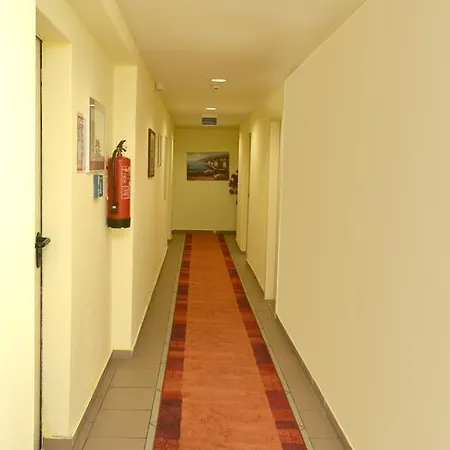 Crown Hotel 2*